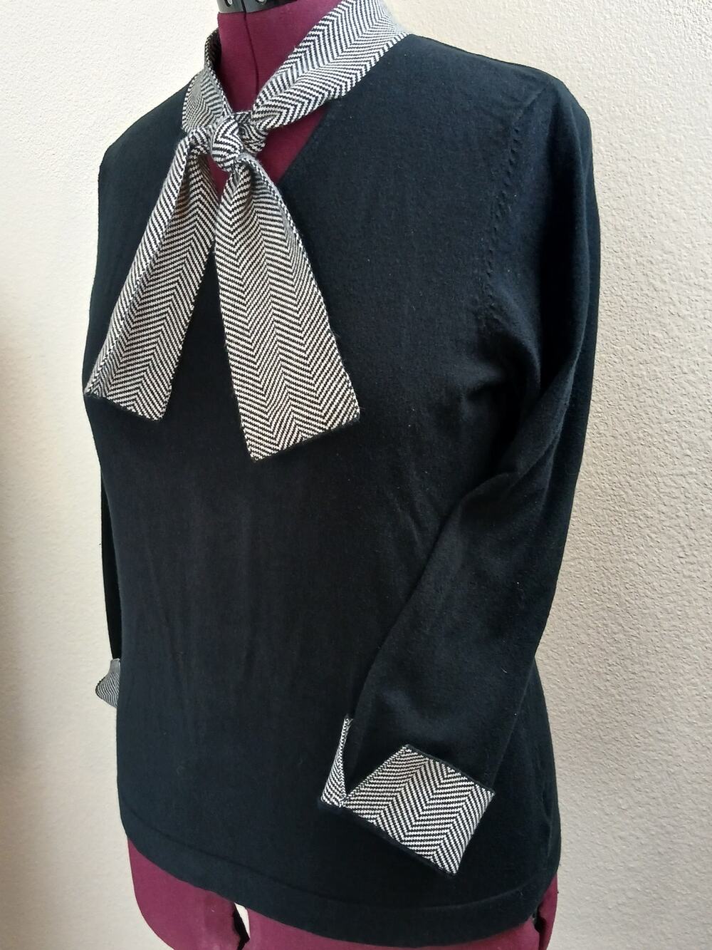 Mercer Street Studio Black V-neck Sweater with Neck Tie M herringbone accents LS